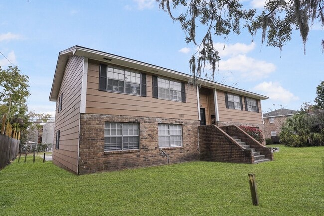 property at 1220 E Victory Dr