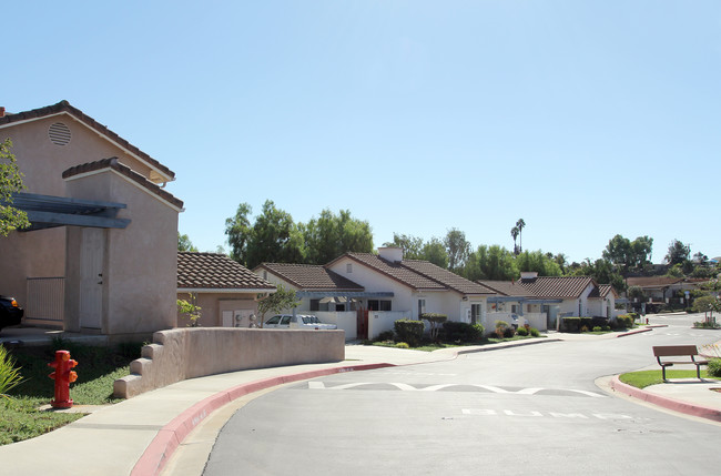 Vista Hidden Valley in Vista, CA - Foto de edificio - Building Photo