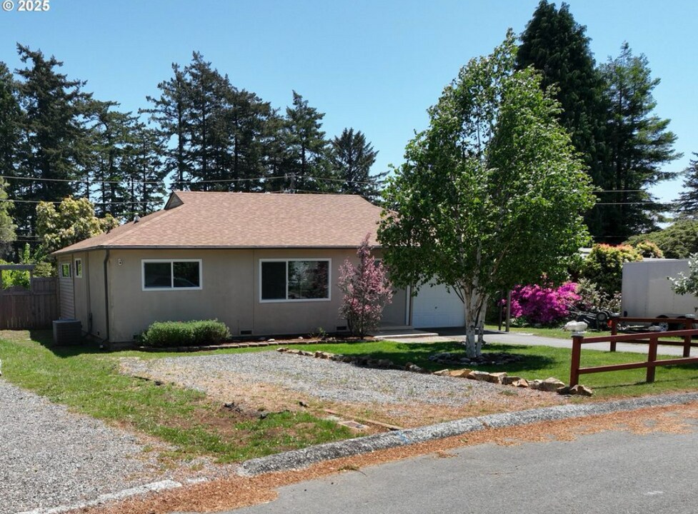 337 Spruce Dr in Brookings, OR - Building Photo