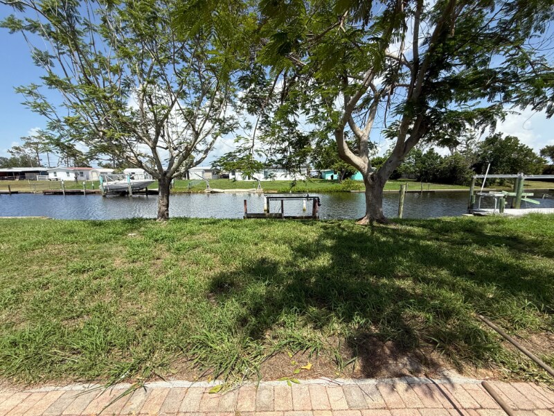 545 Palmetto Dr in Port Charlotte, FL - Building Photo