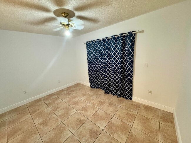 9189 Fontainebleau Blvd in Miami, FL - Building Photo - Building Photo