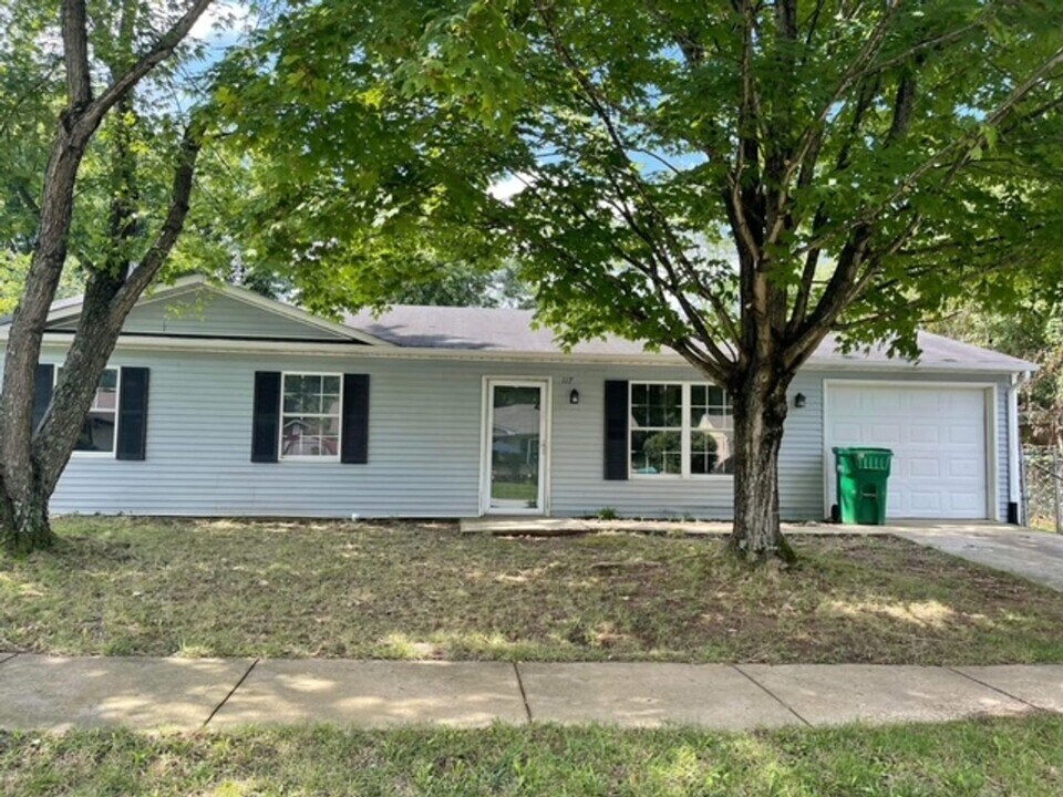 117 Academy Ln in Radcliff, KY - Building Photo