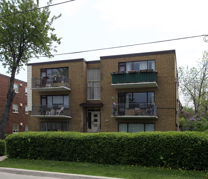 11 Meadowbrook Rd in Toronto, ON - Building Photo