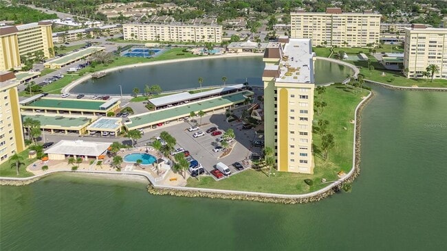 4775 Cove Cir in St. Petersburg, FL - Foto de edificio - Building Photo