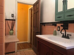 2462 Florian St, Unit 1 in Hamtramck, MI - Foto de edificio - Building Photo