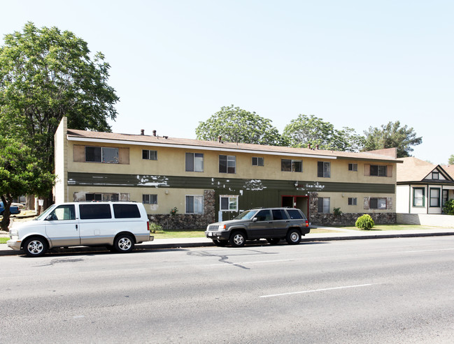 The Pines Apartments in Bakersfield, CA - Building Photo - Building Photo