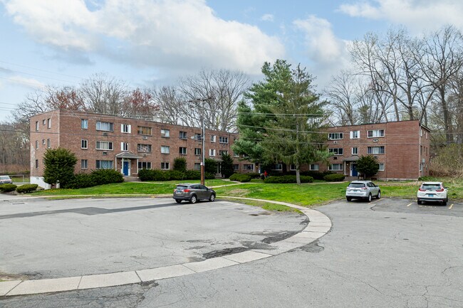 Bell Court Condos in East Hartford, CT - Foto de edificio - Building Photo