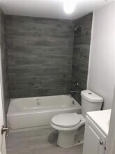 6751 N University Dr, Unit 116 in Tamarac, FL - Foto de edificio - Building Photo