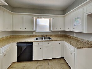 7726-7712 12 Fairway Ln in Humble, TX - Building Photo - Building Photo