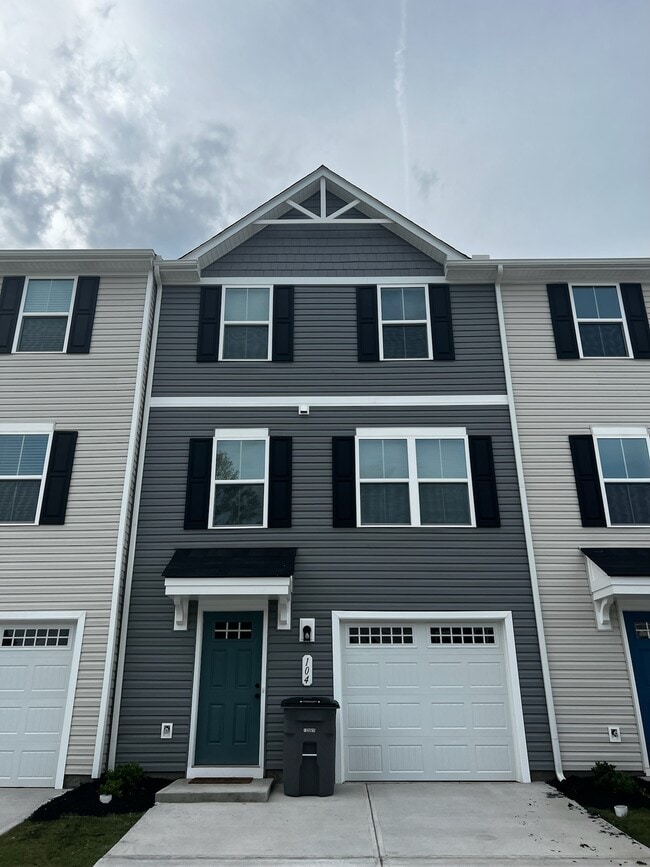 property at 104 Verdant Leaf Wy