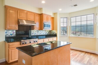 55 Golden Aster Ct in Brisbane, CA - Building Photo - Building Photo