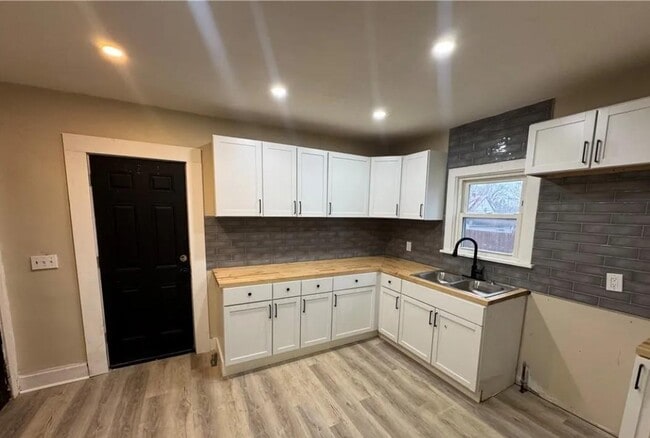 14910 Kingsford Ave in Cleveland, OH - Building Photo - Building Photo