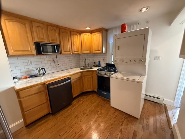 319 Bennington St, Unit 1a in Boston, MA - Foto de edificio - Building Photo