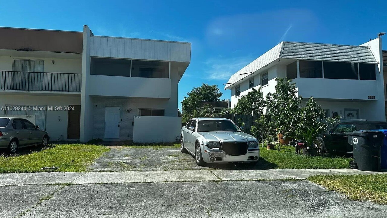 7956 SW 6th Ct in North Lauderdale, FL - Foto de edificio