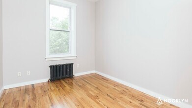 321 Schaefer St in Brooklyn, NY - Building Photo - Building Photo