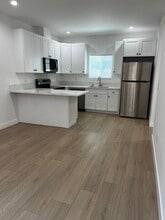 10717 Amestoy Ave in Los Angeles, CA - Foto de edificio - Building Photo