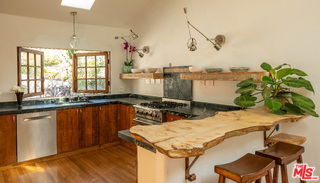 8978 Wonderland Park Ave in Los Angeles, CA - Building Photo - Building Photo