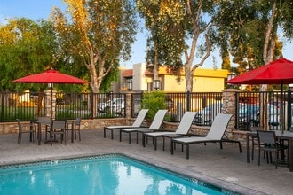 Solara Apartment Homes in Garden Grove, CA - Foto de edificio - Building Photo