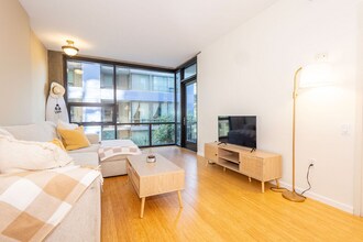 350 11th Ave, Unit 328 in San Diego, CA - Foto de edificio - Building Photo