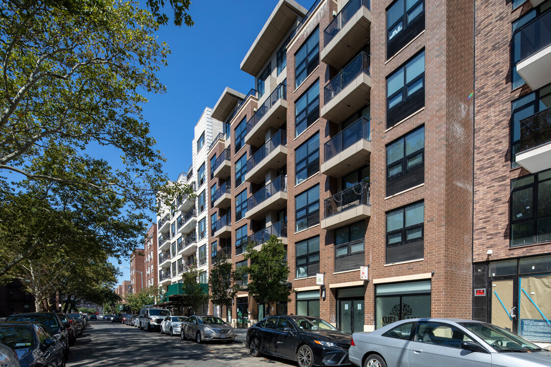 The Rego Modern in Rego Park, NY - Foto de edificio