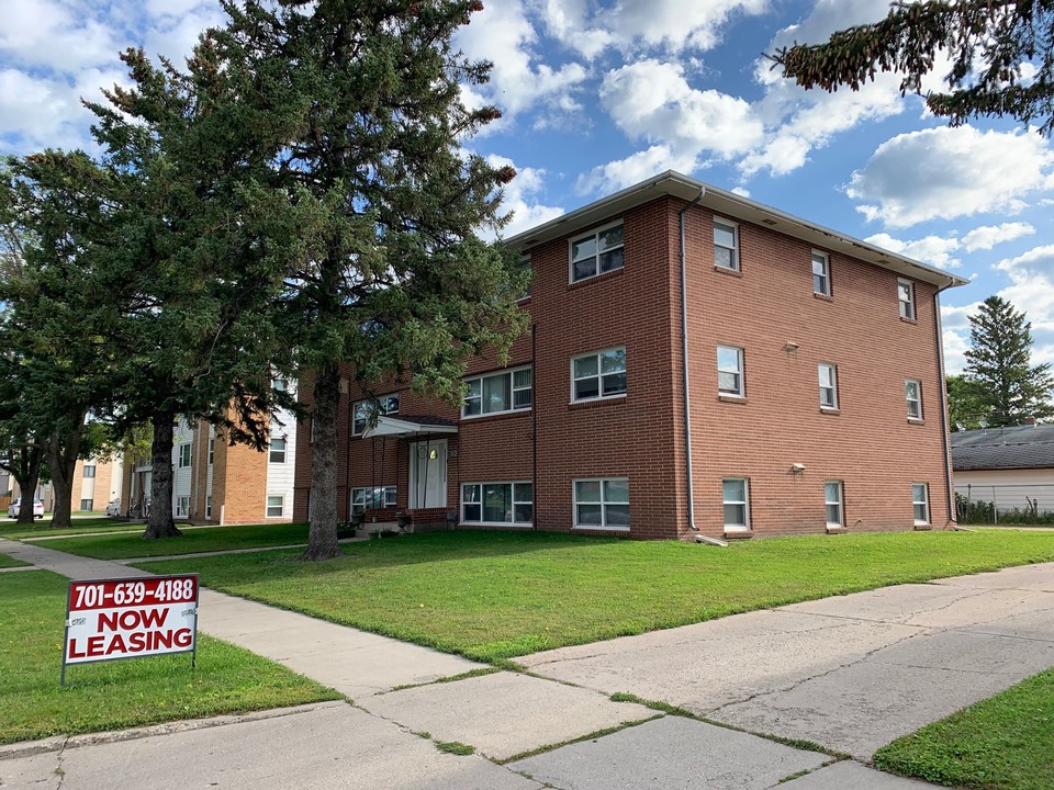 VS Apartment in Fargo, ND - Building Photo