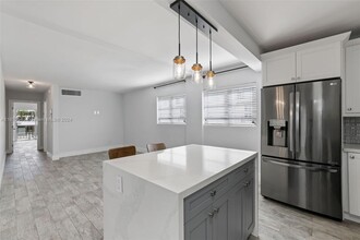 1340 Lincoln Rd, Unit 208 in Miami Beach, FL - Building Photo - Building Photo