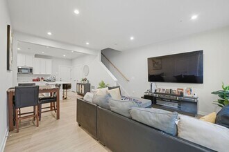 707 Thomas Ln in Manassas Park, VA - Foto de edificio - Building Photo