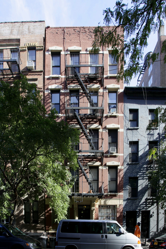 215 W 16th St in New York, NY - Foto de edificio - Building Photo