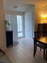 902 Camino Real, Unit #208 in Redondo Beach, CA - Foto de edificio - Building Photo