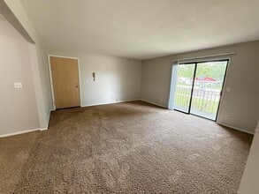 Forrest Edge Apartments in Peoria, IL - Foto de edificio - Building Photo