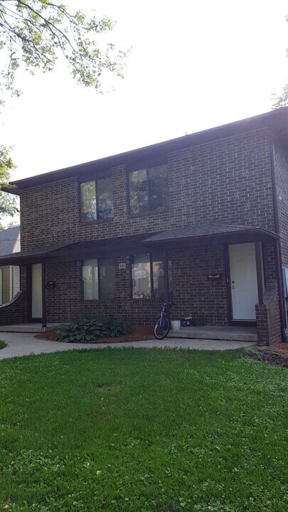 327 S Lucas St, Unit c in Iowa City, IA - Foto de edificio