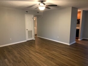 1600 Rucker Blvd in Enterprise, AL - Foto de edificio - Building Photo