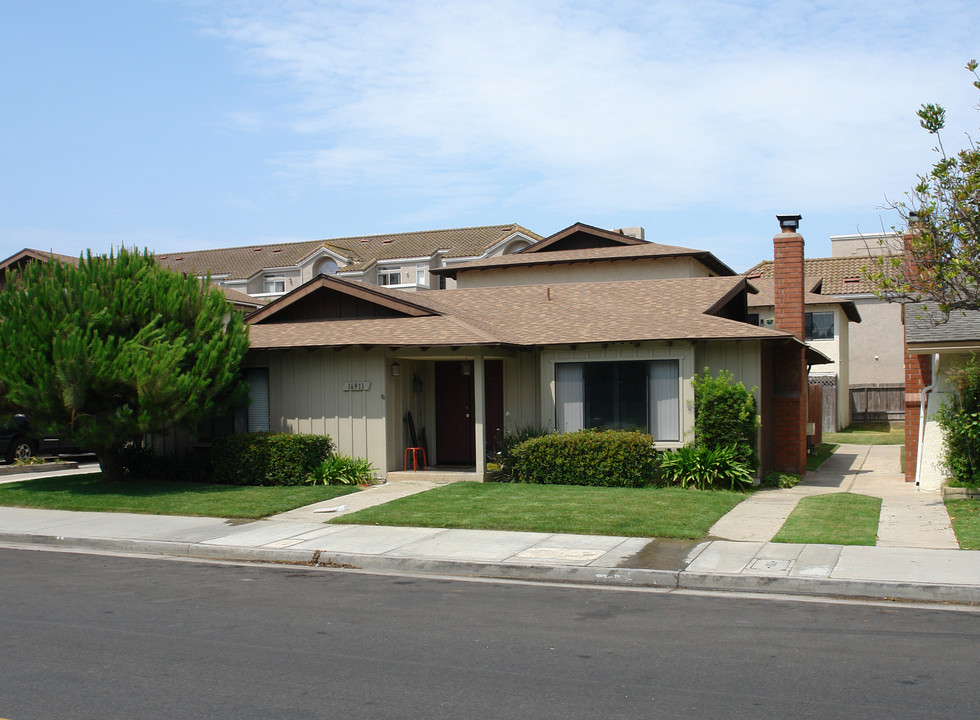 16911 Sims St in Huntington Beach, CA - Building Photo