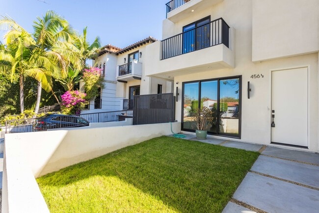 456 N Poinsettia Pl in Los Angeles, CA - Foto de edificio - Building Photo