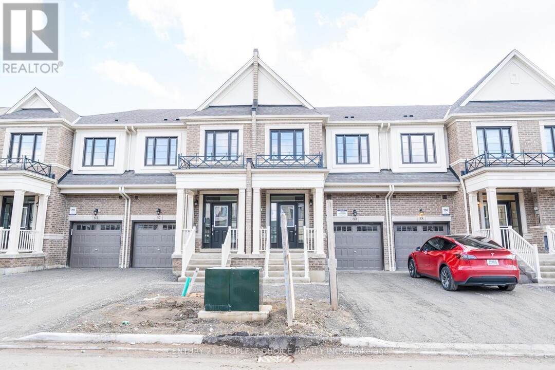 60 Velvet Dr in Whitby, ON - Building Photo