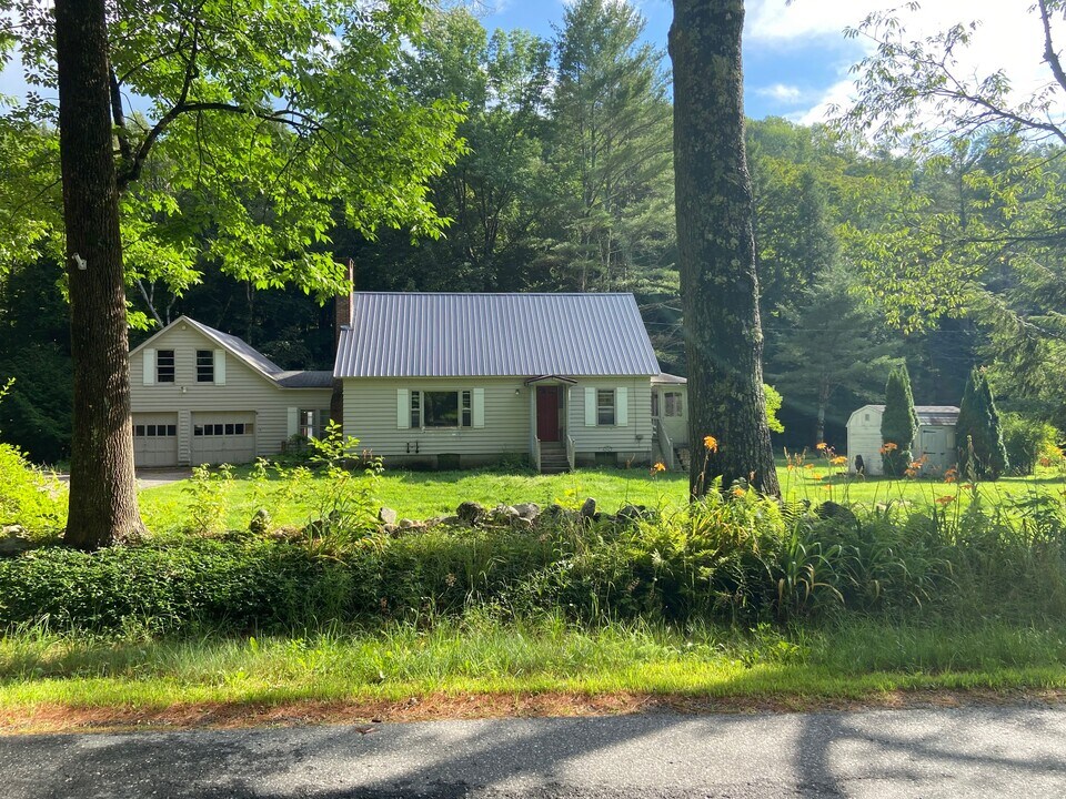 696 S Wardsboro Rd in Wardsboro, VT - Foto de edificio