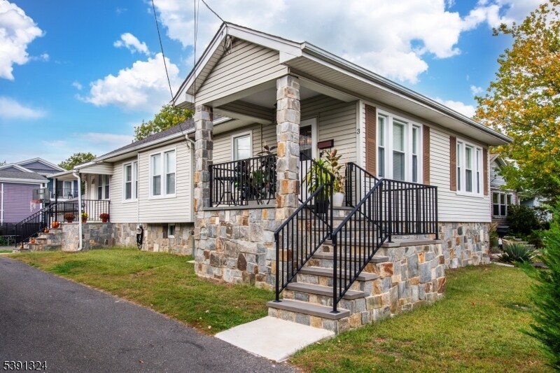 3 Grey Rock Ave in Little Falls, NJ - Building Photo