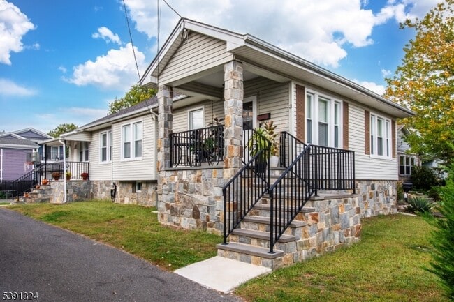 property at 3 Grey Rock Ave