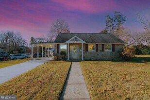 6924 Kenfig Dr in Falls Church, VA - Building Photo
