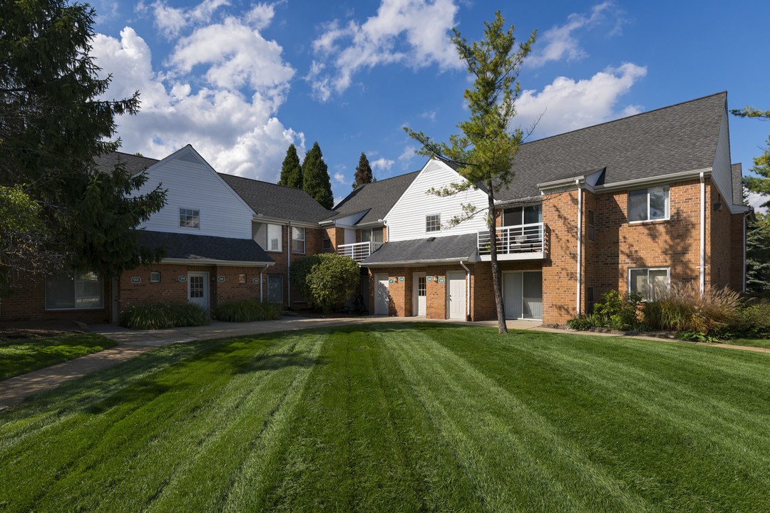 Diamond Forest Apartments in Farmington Hills, MI - Building Photo