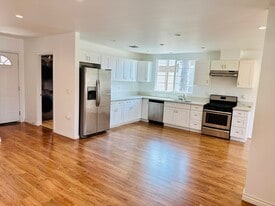 6712 Cedros Ave in Van Nuys, CA - Building Photo