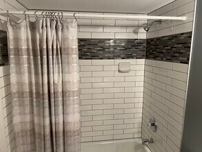 4298 Chateau de Ville Dr, Unit F in St. Louis, MO - Building Photo - Building Photo