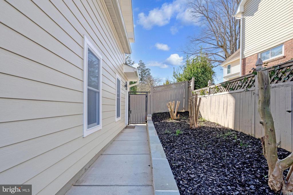 10237 Stratford Ave, Unit B in Fairfax, VA - Building Photo