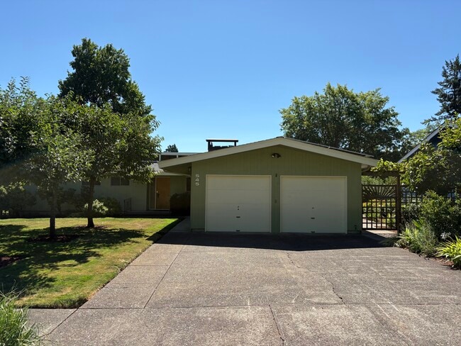 545 NW Elizabeth Dr