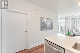 665 Cricklewood Dr. in Mississauga, ON - Building Photo - Building Photo