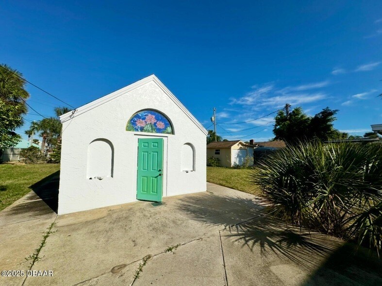 1104 Jacaranda Ave in Daytona Beach, FL - Building Photo