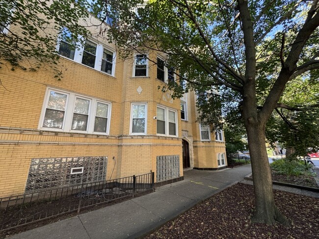property at 2257 W Rosemont Ave