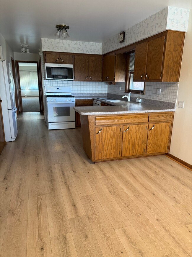 6614 W Devon Ave, Unit 1 in Chicago, IL - Building Photo - Building Photo