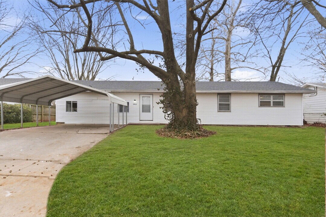 2902 W Scott St in Springfield, MO - Building Photo