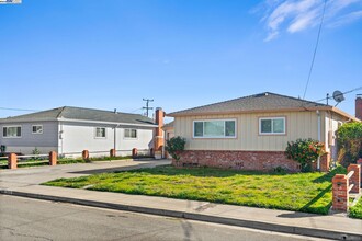 1542 Via Hermana in San Lorenzo, CA - Building Photo - Building Photo